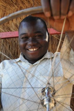 Der 21-jährige Loukmane aus Niger hatte früher Kinderlähmung. Heute kann er sich dank Operation und Therapie eigenständig bewegen und hat ein eigenes Fahrradgeschäft.