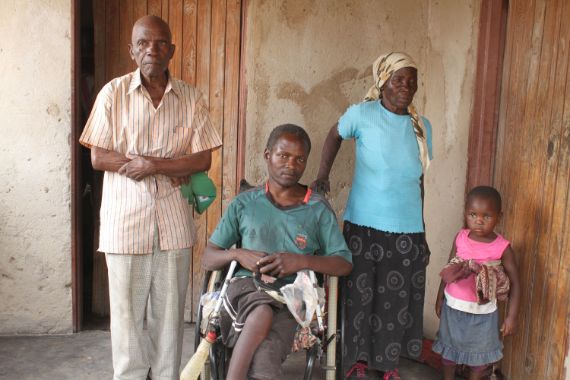 Gruppenbild einer simbabwischen Familie. Ein junger Mann sitzt im Rollstuhl.