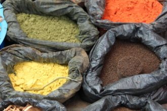 Gewürzsäcke mit vielen verschiedenen bunten Gewürzen