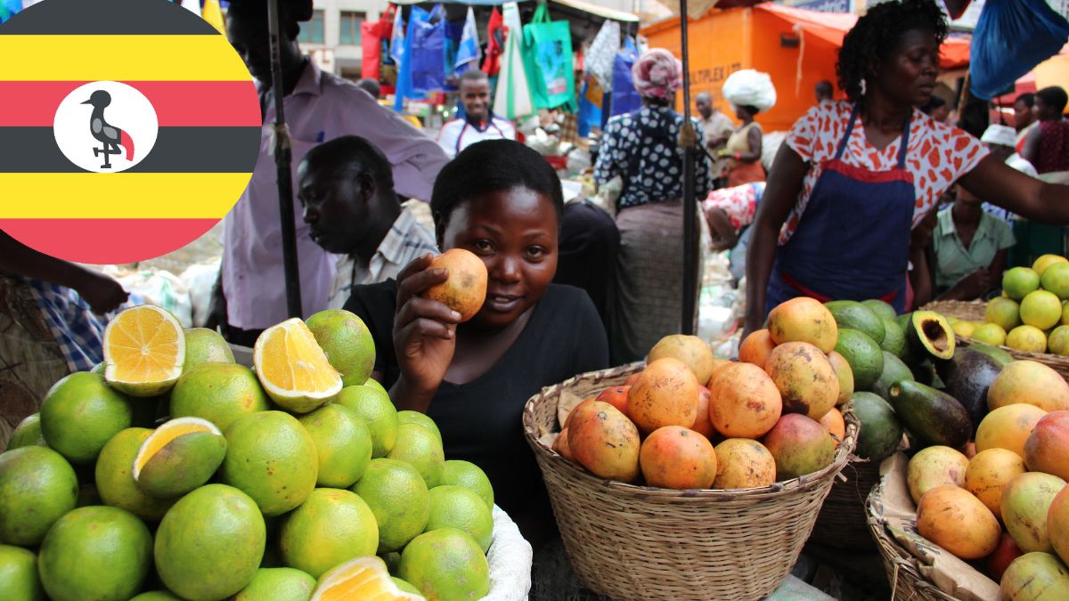 Eine Frau verkauft Früchte auf dem Markt.