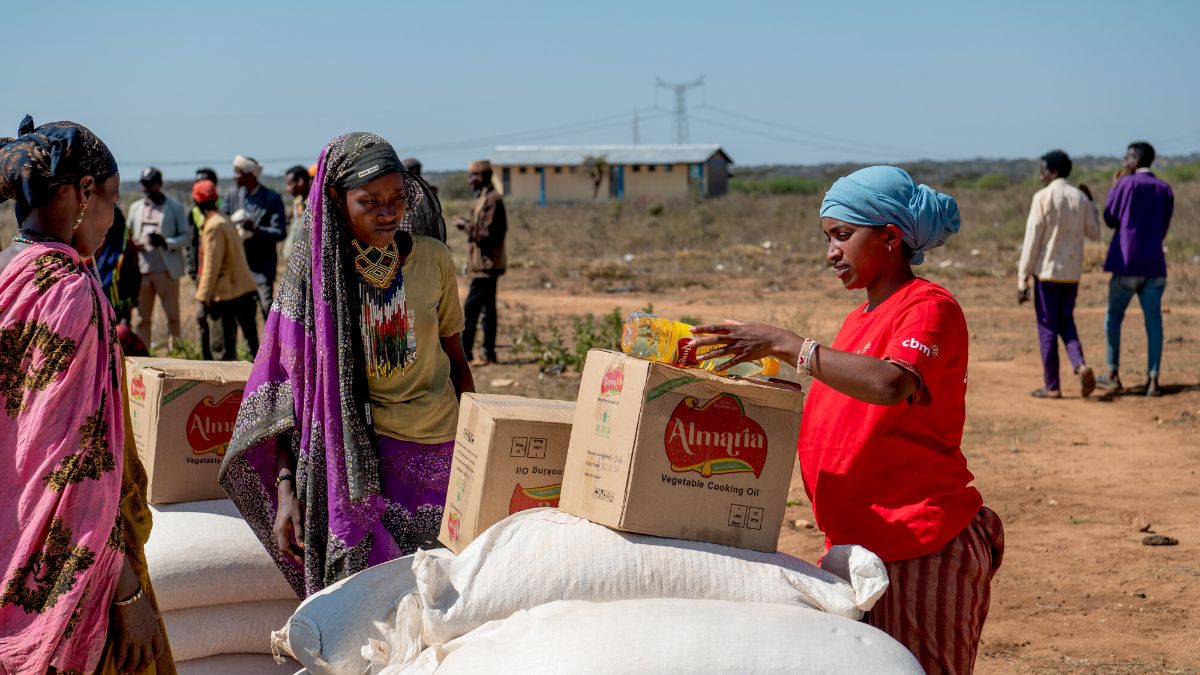 Fenan Adem, a 26-year-old social worker with CBM’s partner OSHO, distributes food in Dire Woreda, Borena Zone, amidst the devastating drought that has impacted many lives in this region of Ethiopia. Fenan ensures that essential donations of food and supplies reach those in urgent need. 
