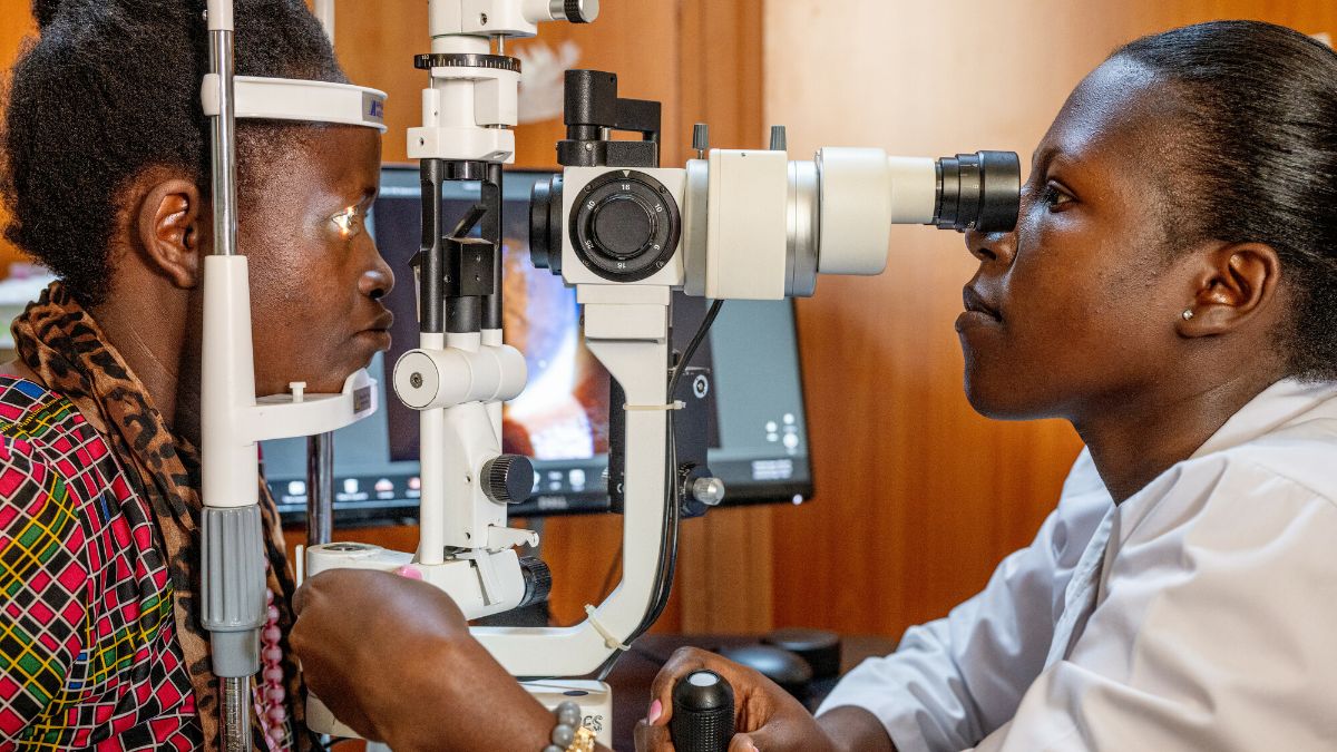 Dr. Teddy Zalwango examines a patient using a slit lamp at Mbarara University of Science and Technology (MUST). She is a beneficiary of the CBM scholarship program, which supports healthcare practitioners across Africa. The program offers twelve scholarships for doctors seeking postgraduate studies in ophthalmology.<br/><br/>